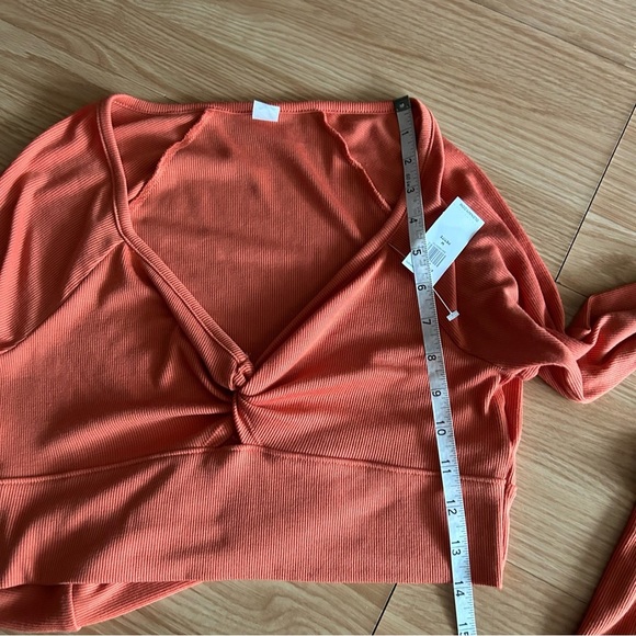 NWT Old Navy Ultralite Go Dry Crop Twist Front Shrug Top Medium Petite - Picture 6 of 8